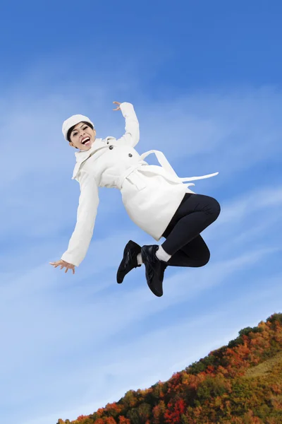 Giovane donna che salta in autunno — Foto Stock