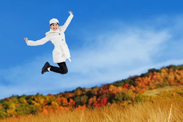 Ung asiatisk kvinna hoppa utomhus — Stockfoto