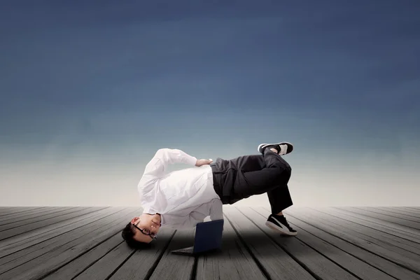 Zakenman dansen en kijken naar laptop — Stockfoto