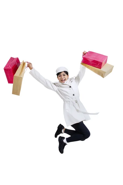 Mujer saltando con bolsas de compras - aislado — Foto de Stock