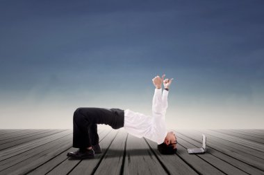 Köprü yoga açık iş işadamı