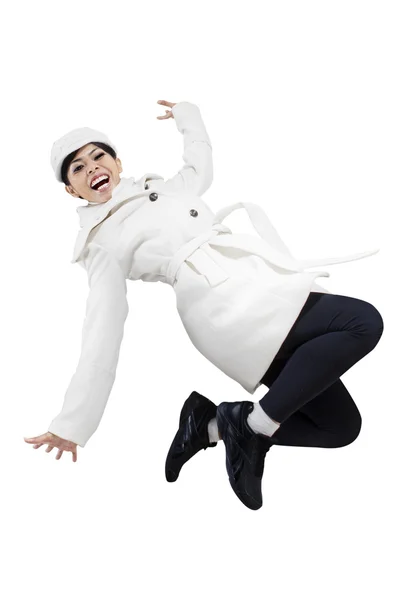 Frohe Winter-Frau beim Springen — Stockfoto