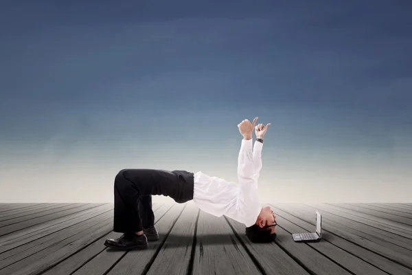 Empresario haciendo bridge yoga al aire libre —  Fotos de Stock