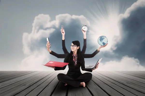 Businesswoman multitasking outdoor — Stock Photo, Image