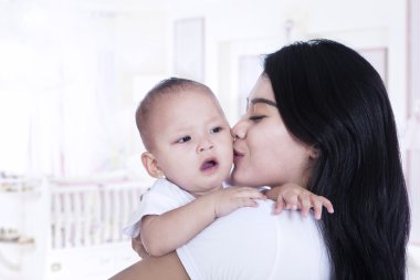 Asya anne bebeğini evde öpüşme