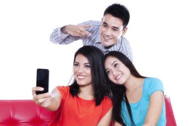 Üç genç bir resim çekmek