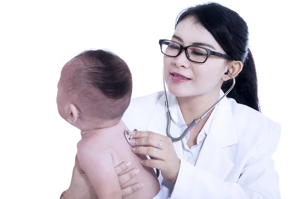 Médico dando check-up com estetoscópio para o bebê — Fotografia de Stock