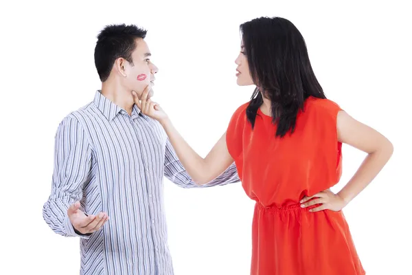 Mujer celosa mirando a su hombre besado —  Fotos de Stock
