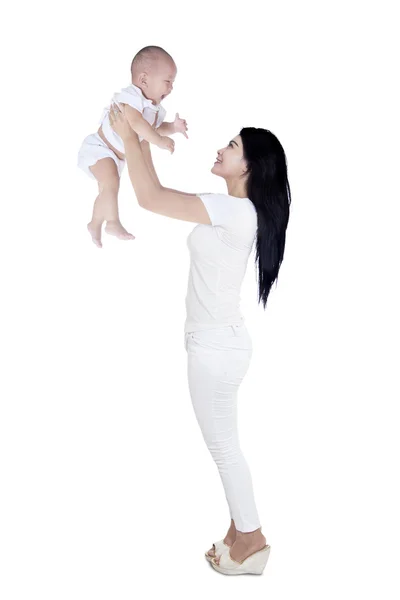Retrato de la alegre madre y su bebé divirtiéndose - aislado —  Fotos de Stock