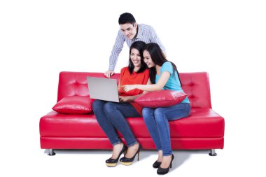 bir dizüstü bilgisayar ile kolej arkadaş grubu