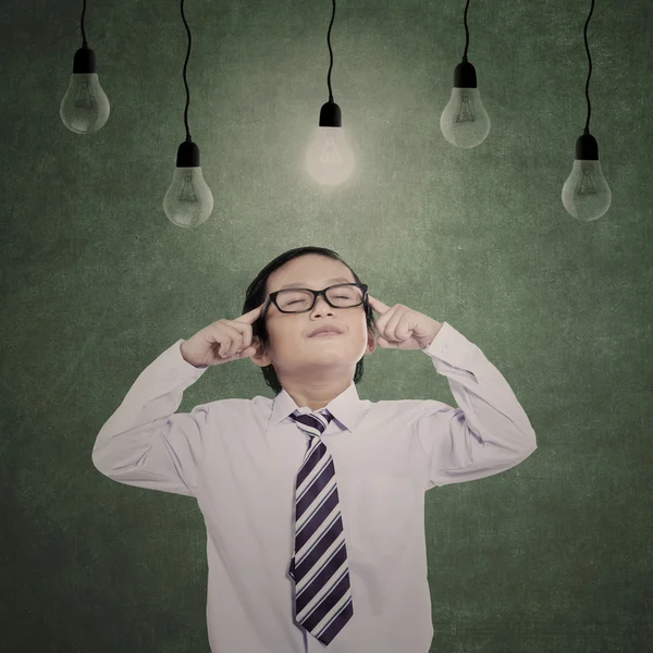 Business boy concentrate under lamps — Stock Photo, Image