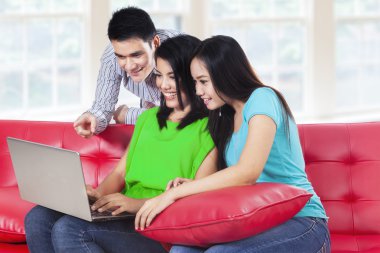 dizüstü bilgisayarda çalışan bir çalışma grubu