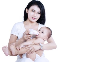 güzel anne sütü ile izole - bebek besleme