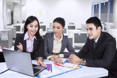 ofis dizüstü ile üç Asya iş takım