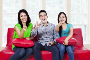 kameraya dönük ve gülümseyen üç arkadaş