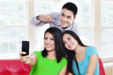 Üç genç ev fotoğraf çekmek