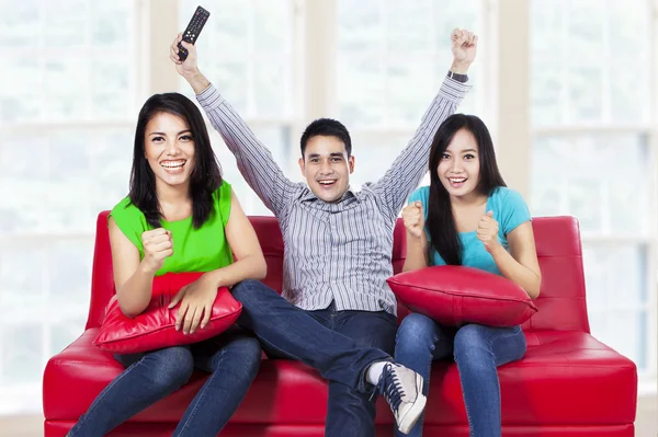 Feliz joven adolescente viendo la televisión en casa —  Fotos de Stock