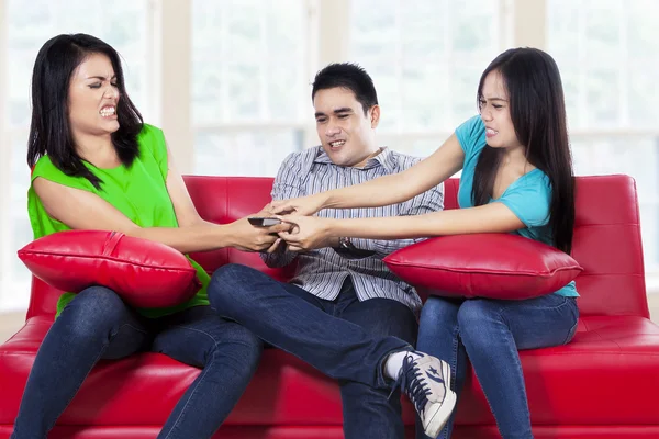 Tres asiático adolescente lucha por un remoto — Foto de Stock