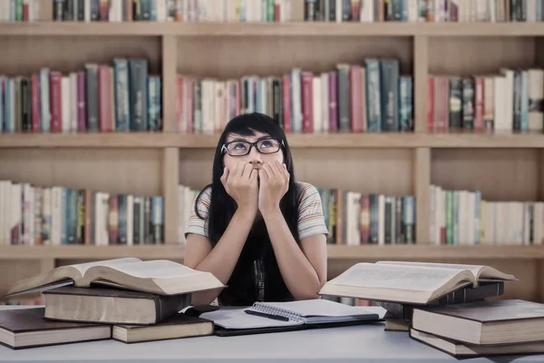 Asiatico femmina studente preoccupazione a biblioteca — Foto Stock