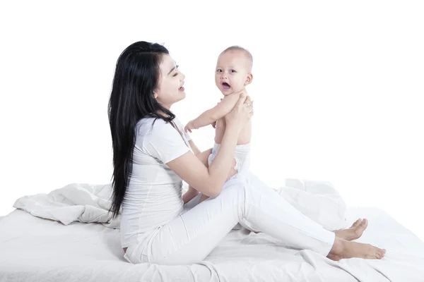 Mooie moeder en baby - geïsoleerd — Stockfoto