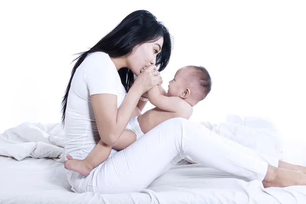 Bela mãe beijando bebê isolado — Fotografia de Stock