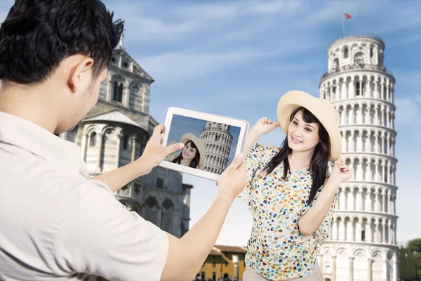 Casal tirar fotos na Torre Pisa, Itália — Fotografia de Stock