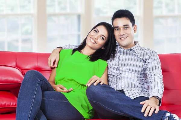 Glückliches junges Paar im Wohnzimmer — Stockfoto