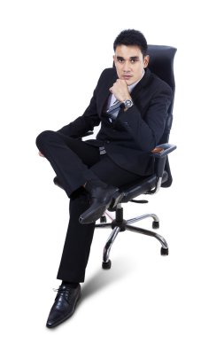 sandalyede oturan Asya işadamı portresi
