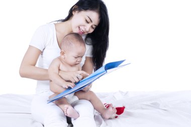 Asyalı anne ve bebek izole kitap - okuma