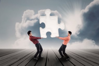 iki Asyalı işadamı getirmek bulmaca açık