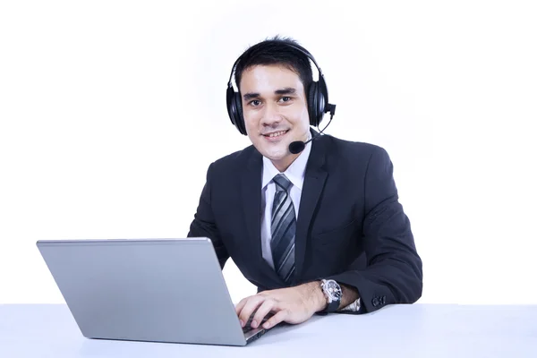 Zakenman met laptop en headset — Stockfoto