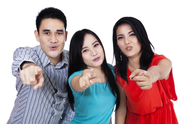 Grupp av unga människor stående pekar finger åt dig — Stockfoto