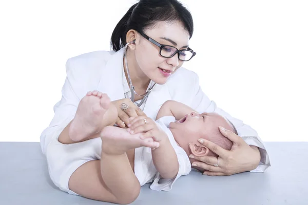 Bellissimo medico di controllo cyring bambino isolato — Foto Stock