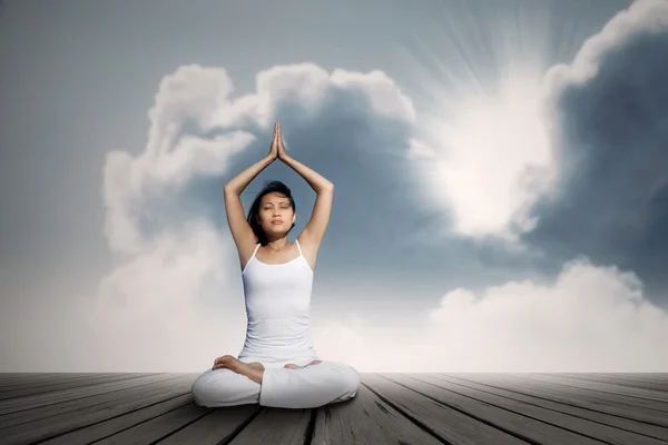 Asiatische Frau macht Yoga-Übungen unter blauem Himmel — Stockfoto