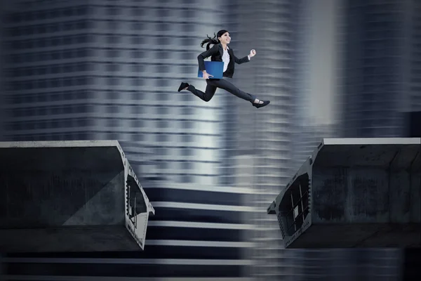 Young asian businesswoman running on bridge — Stock Photo, Image