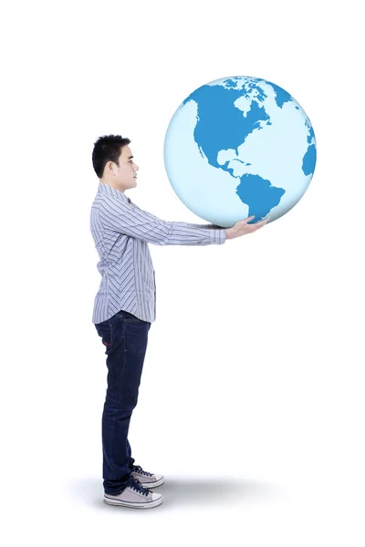 Aziatische man met een globe — Stockfoto