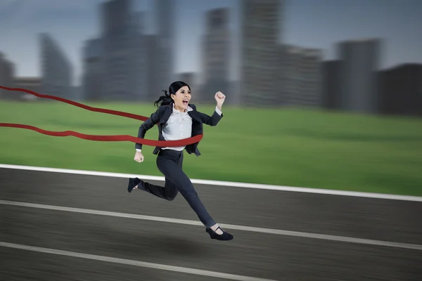 Asiática empresária ganhar a corrida — Fotografia de Stock