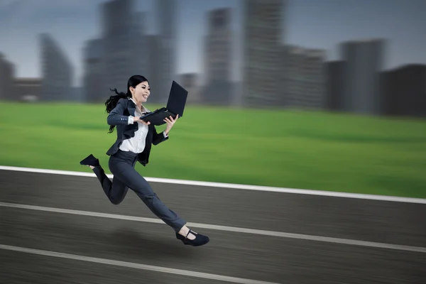 Asiática mujer de negocios corriendo con portátil —  Fotos de Stock