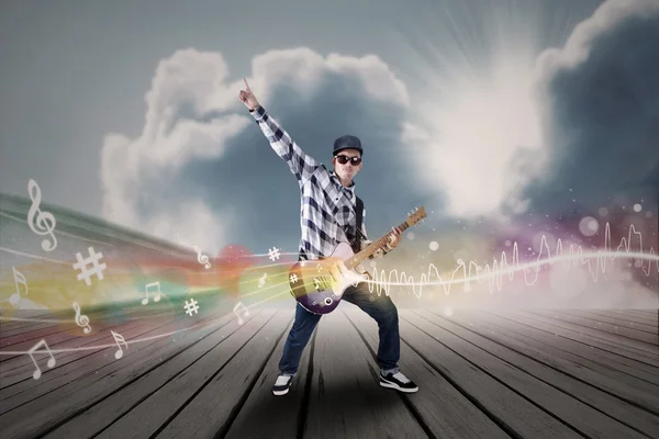 Artist perform guitar instrument under blue sky — Stock Photo, Image