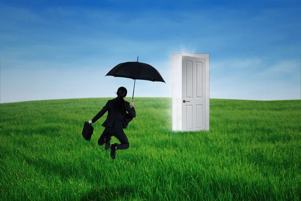 Empresária salta na frente da porta de oportunidade — Fotografia de Stock