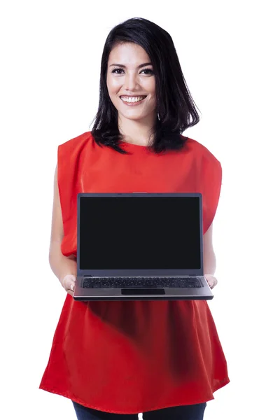 Mujer sonriente mostrando la pantalla del ordenador portátil —  Fotos de Stock