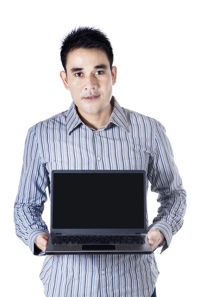 Lachende jonge man met een laptop — Stockfoto