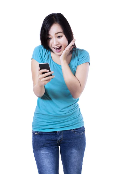 Mujer sorprendida leyendo un mensaje de texto —  Fotos de Stock