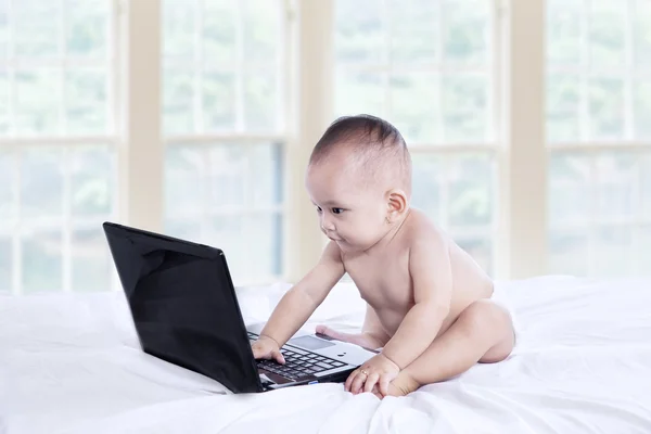 Baby mit Laptop — Stockfoto