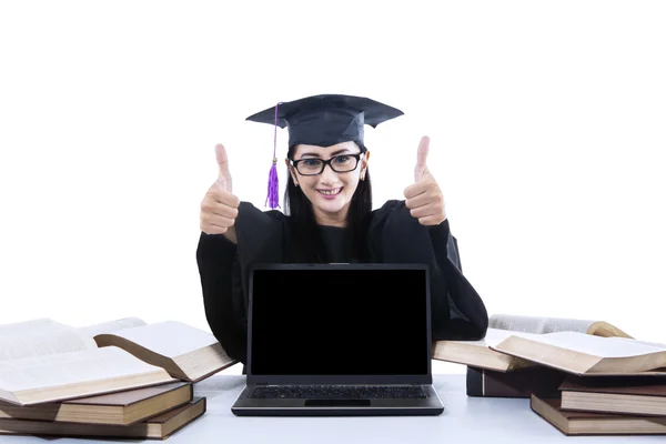 Mulher graduada dando polegares - isolado — Fotografia de Stock