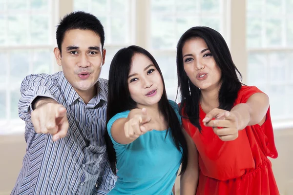 Gruppe von Freunden, die auf dich zeigen — Stockfoto