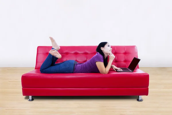 Jovem mulher usando laptop em casa — Fotografia de Stock