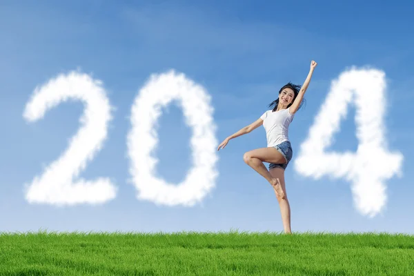 Mooie danseres vrouw met 2014 Nieuwjaar wolken — Stockfoto