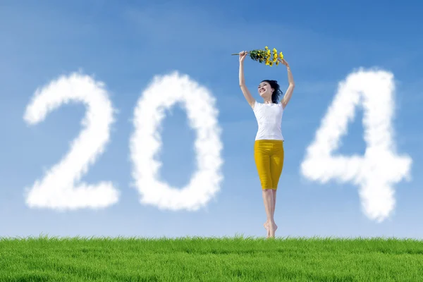 Frau steht mit Neujahrswolken 2014 da — Stockfoto