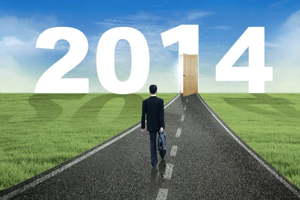 Бизнесмен идет в будущее в 2014 году — стоковое фото